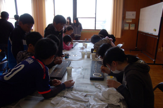 地元の子どもたちとのサインづくり