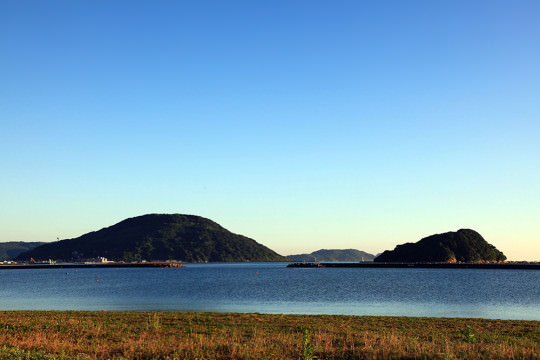 唐津の海岸線に広がる島々の風景