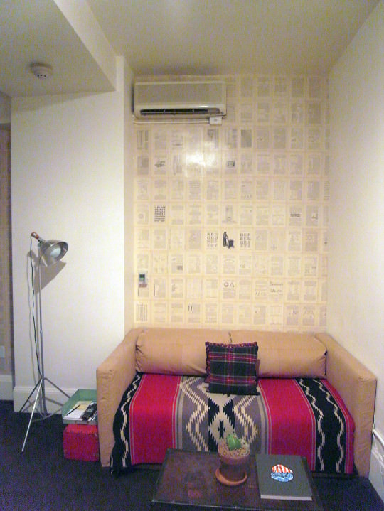 ACE HOTELの内観。壁面は地元のアーティストが手がけた。