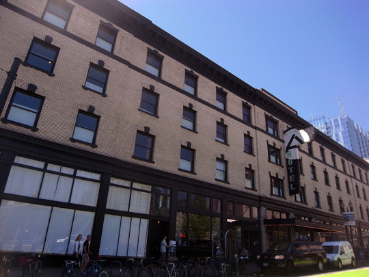 ACE HOTEL外観。1FにはCLYDE COMMONやSTAMPTOWN COFFEEなどの人気店が入居。