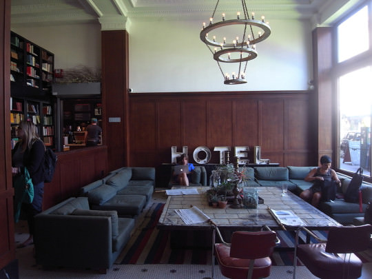 ACE HOTELのロビー。
