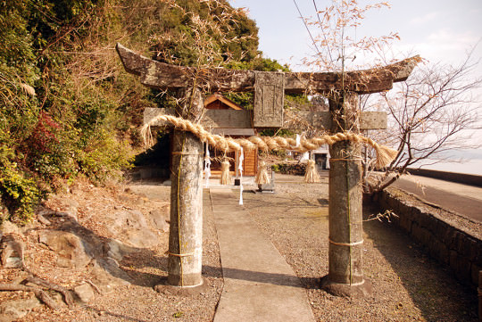 佐世保湾沿いの綿津美神社