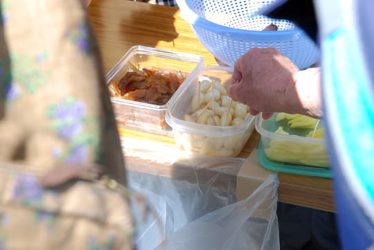 六大寺の休憩所では、地元の特産品の振る舞い
