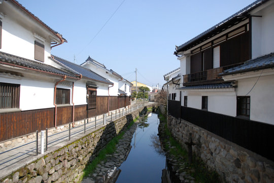 伝建地区内を流れる川