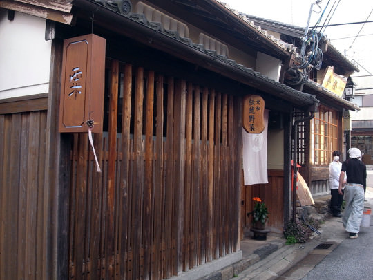 ならまちエリアにある地元食材のお店と和菓子屋