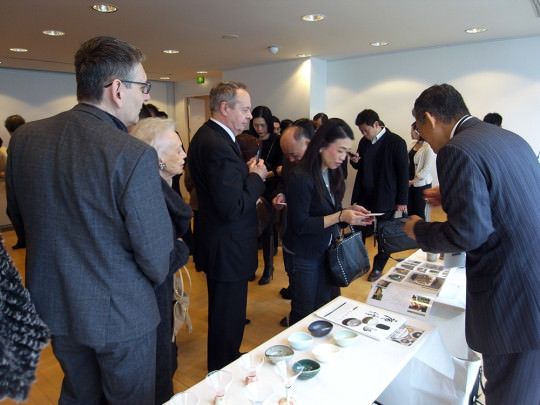 日本文化会館PRイベント/唐津焼を購入する地元シェフも