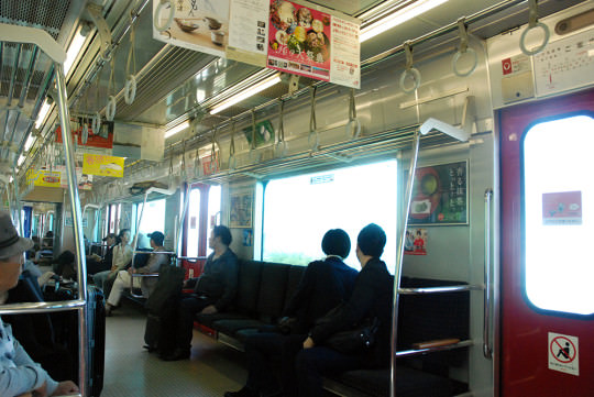 車窓から、唐津の美しい海辺の風景を楽しむ。