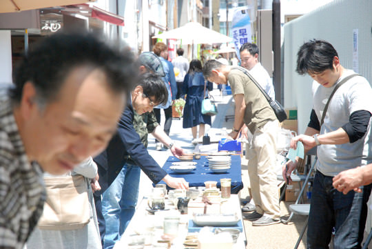 五福の縁結び通りでは、熊本地震のチャリティ販売も。