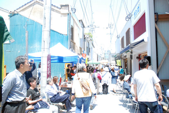 やきもん祭りのメインストリート、五福の縁結び通りの賑わい。
