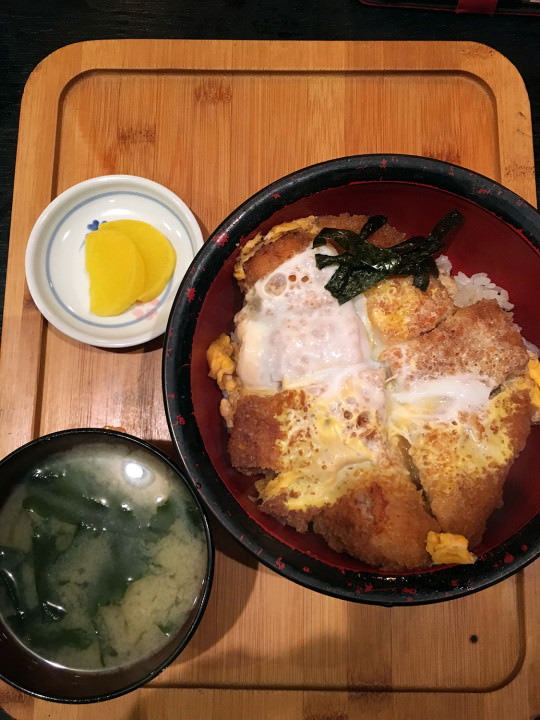 弘前には飲んだ後にカツ丼でしめるという習慣があるらしい。